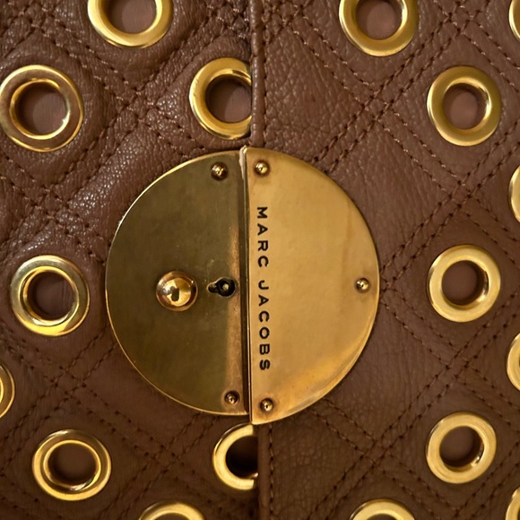 Stunning leather handbag with Gold Hardware and accents has a key to lock bag - Picture 4 of 8